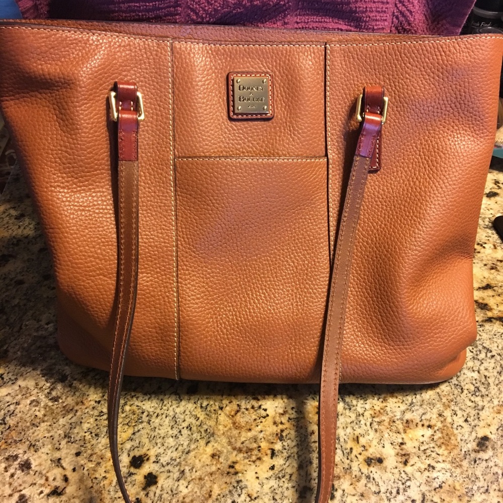 D&B TAN PURSE W/RED INSIDE